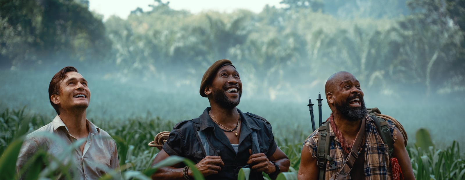 Rupert Friend, Mahershala Ali und Bechir Sylvain „Jurassic World: Die Wiedergeburt“ (© Universal Pictures)