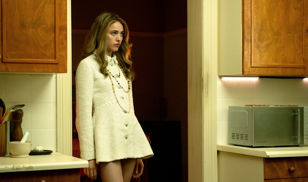 Margaret Qualley in „How To Make A Killing“ (© StudioCanal)