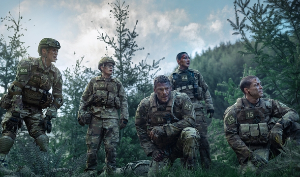 Blake Richardson, Alex King, Alan Ritchson, Jack Patten und James Beaufort in „War Machine“ (© Netflix)