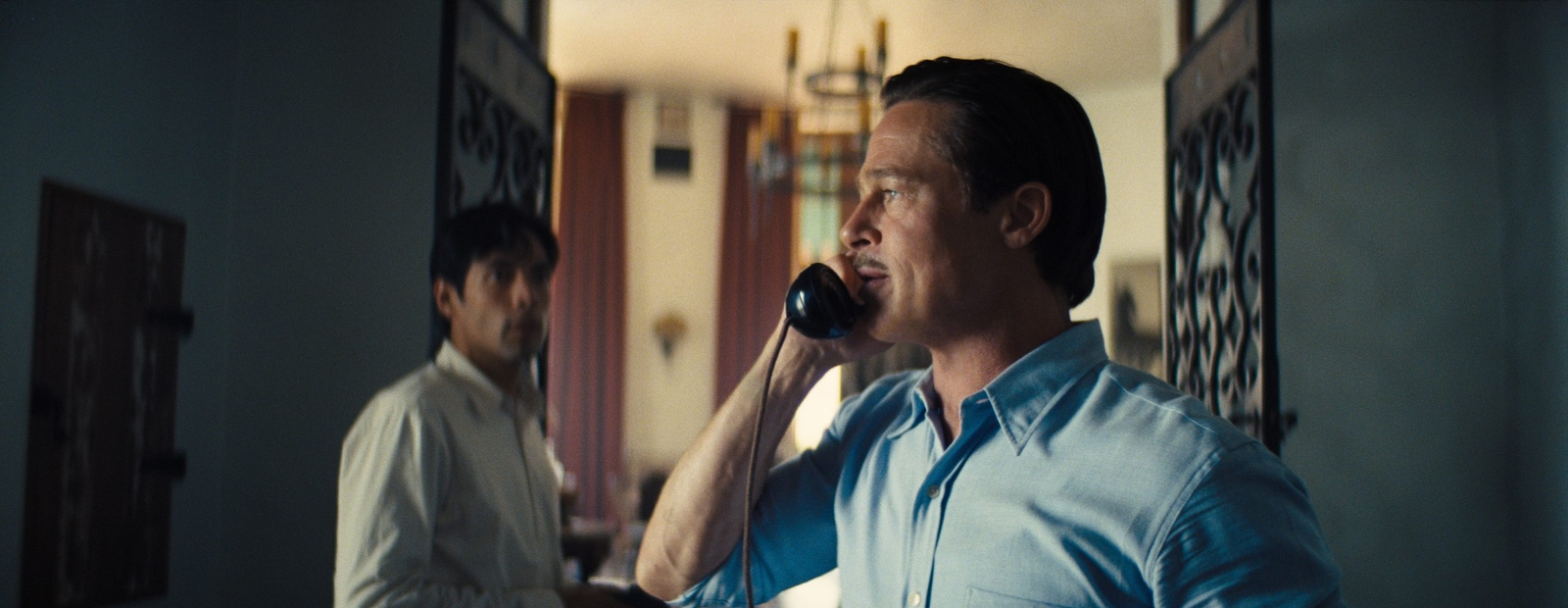 Brad Pitt (rechts) und Diego Calva in „Babylon – Rausch der Ekstase“ (© Paramount Pictures)