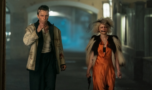 Christian Bale und Jessie Buckley in „The Bride! – Es lebe die Braut“ (© Warner Bros.)