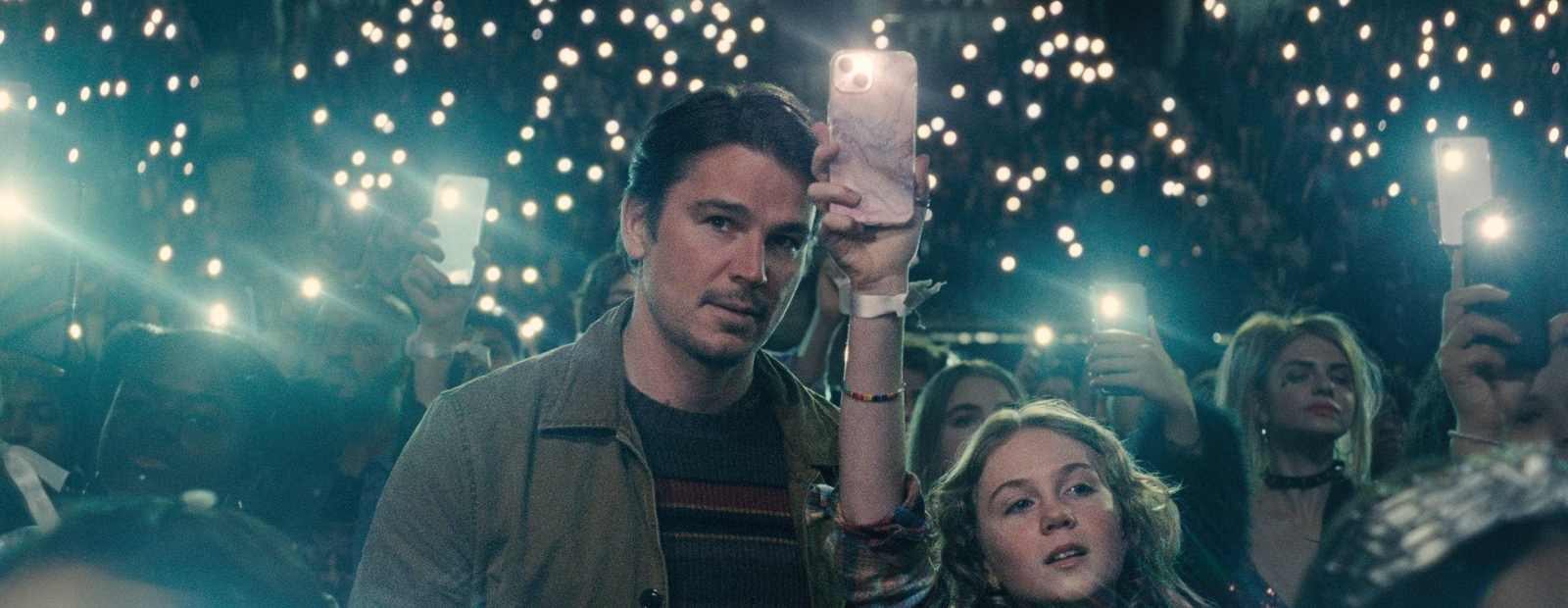 Josh Hartnett und Ariel Donoghue in „Trap: No Way Out“ (© Warner Bros.)