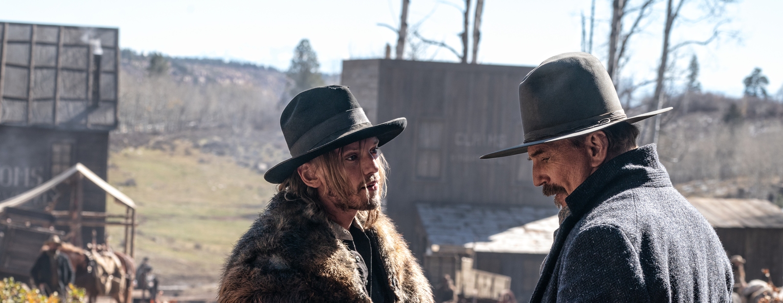 Jamie Campbell Bower und Kevin Costner in „Horizon“ (© Tobis)