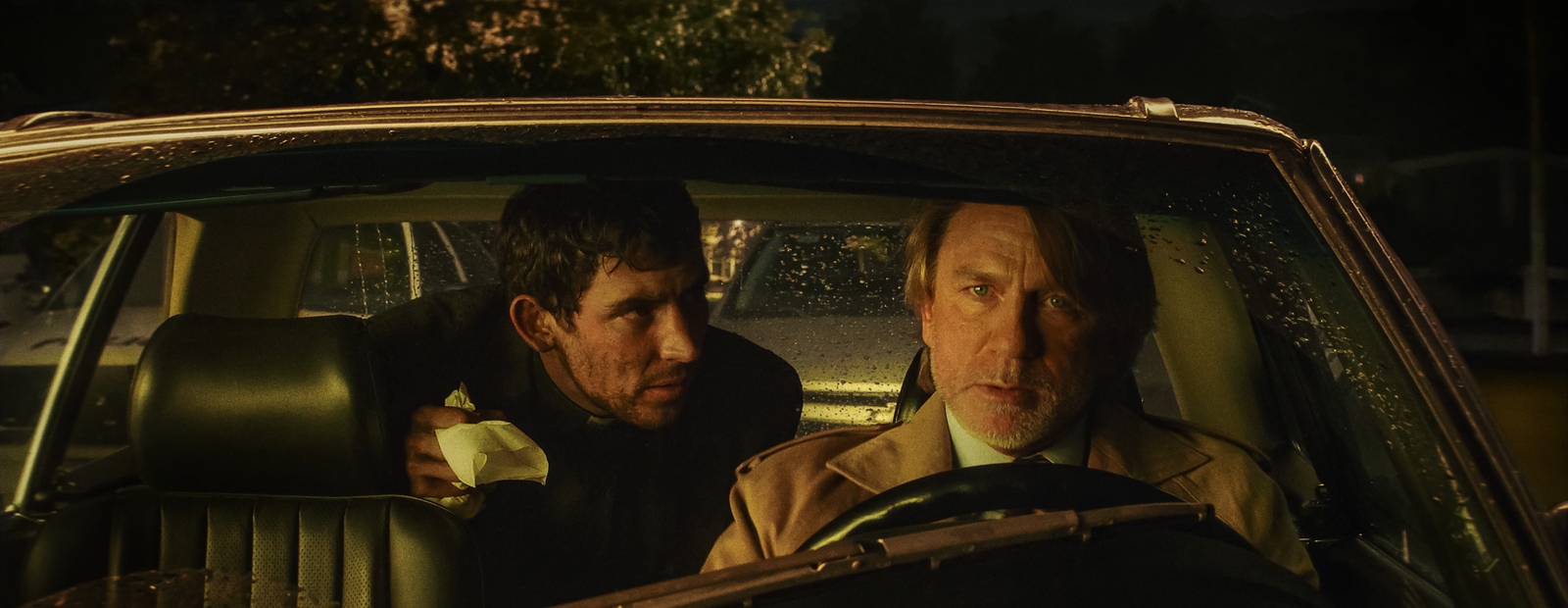 Josh O'Connor und Daniel Craig in „Wake Up Dead Man: A Knives Out Mystery“ (© Netflix/24 Bilder)