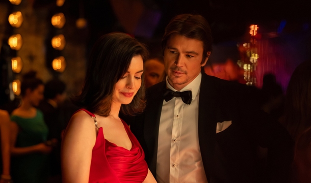 Anne Hathaway und Josh Hartnett in „Verity – Dunkle Geheimnisse“ (Foto: Alisha Wetherill © 2026 Amazon Content Services LLC)