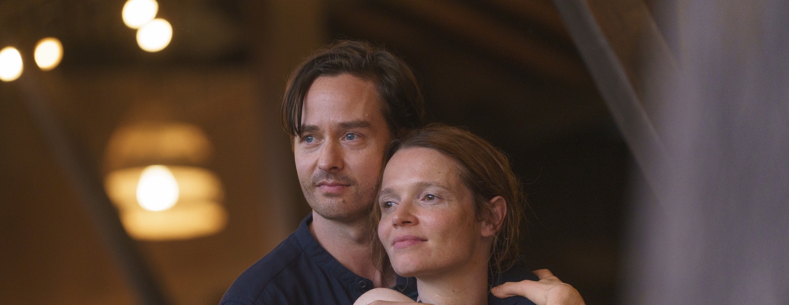 Tom Schilling und Karoline Herfurth in „Eine Million Minuten“ (© Warner Bros.)