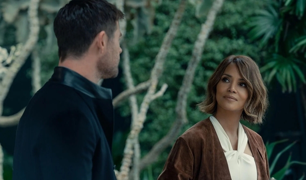 Chris Hemsworth und Halle Berry in „Crime 101“ (© Sony Pictures)