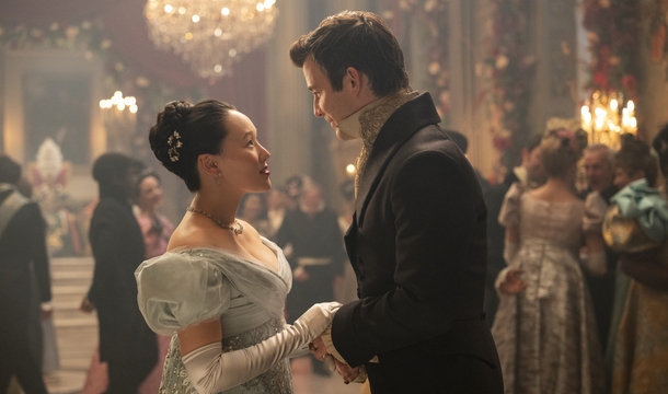 Yerin Ha und Luke Thompson in „Bridgerton“ (Staffel 4) (© Netflix)