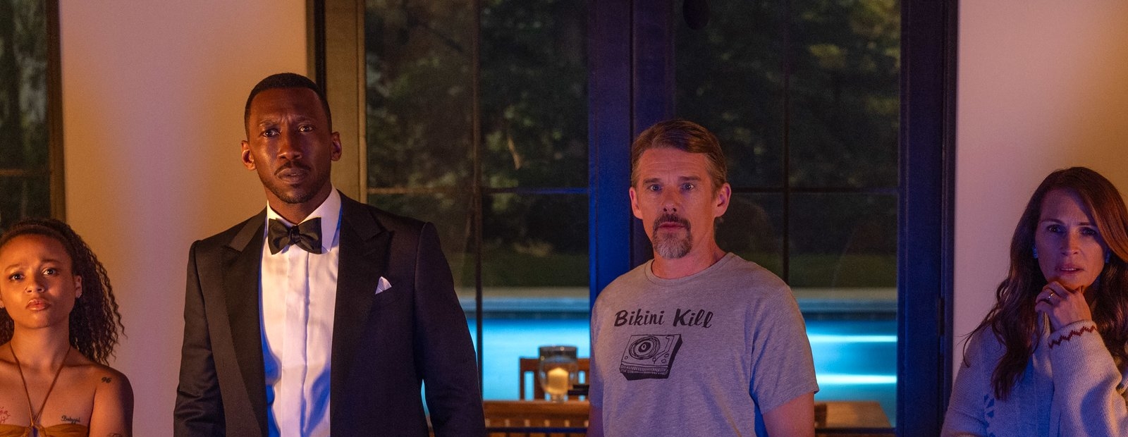 Myha’la, Mahershala Ali, Ethan Hawke und Julia Roberts in „Leave The World Behind“ (© Netflix)