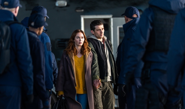 Emily Blunt und Josh O'Connor in „Disclosure Day – Der Tag der Wahrheit“ (© Universal Pictures)