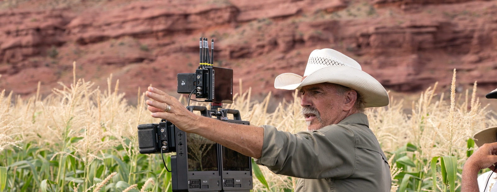 Kevin Costner am Set von „Horizon“ (© Tobis)