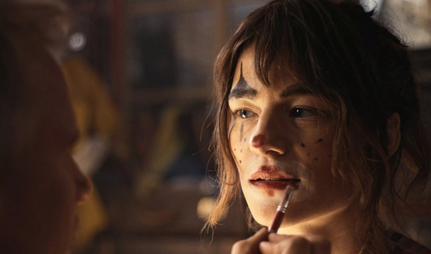 Valerie Pachner und Robert Stadlober in „Vier minus drei“ (© Alamode Film)