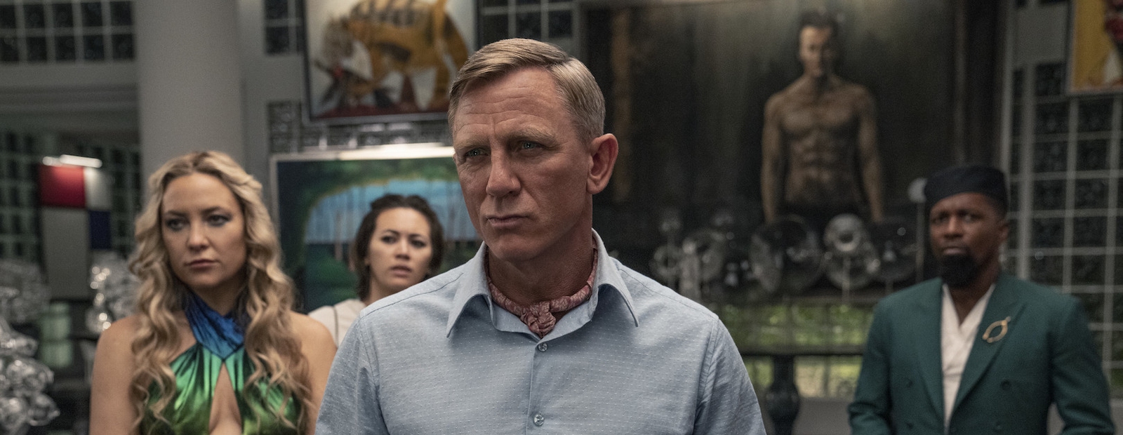 Kate Hudon, Jessica Henwick, Daniel Craig und Leslie Odom Jr. in „Glass Onion: A Knives Out Mystery“ (© Netflix)