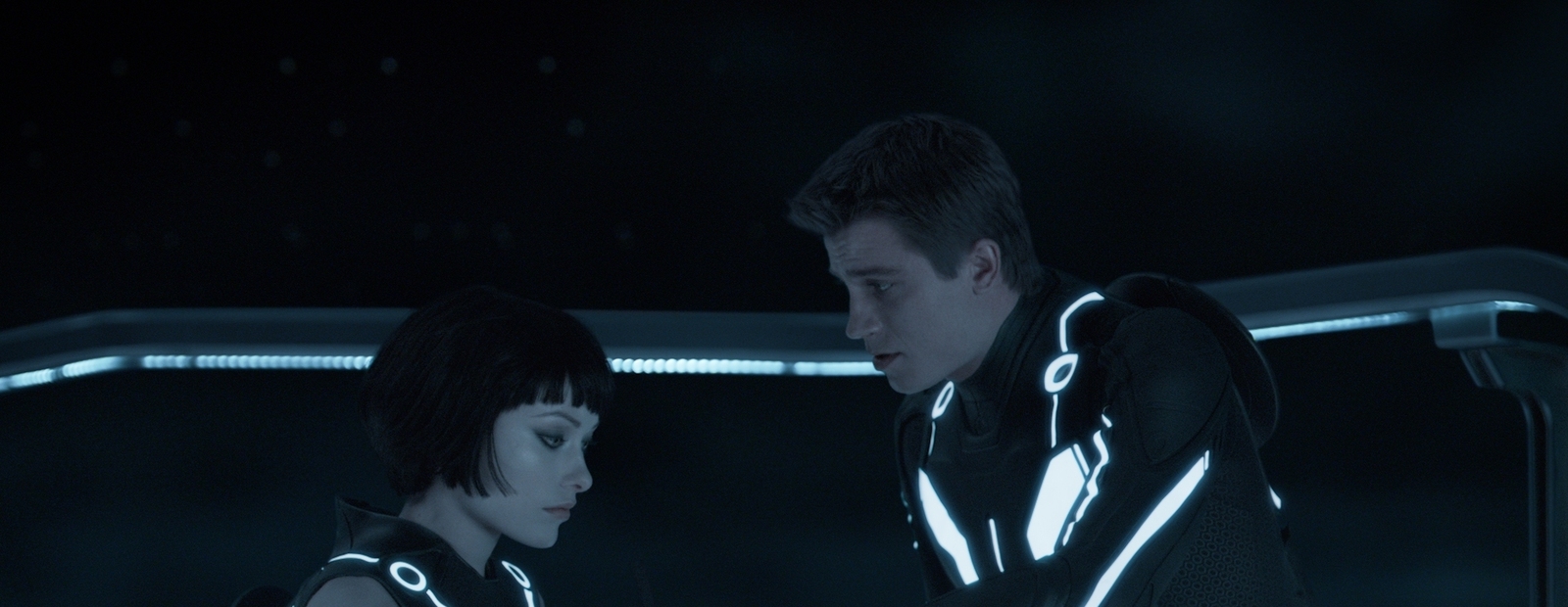Olivia Wilde und Garrett Hedlund in „Tron: Ares“ (© Walt Disney)