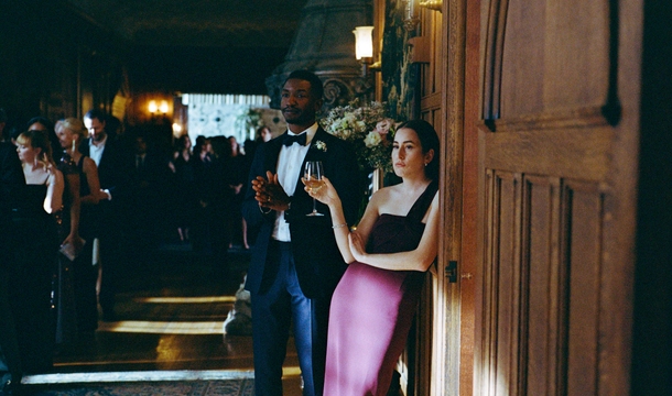 Mamoudou Athie und Alana Haim in „Das Drama“ (© Leonine Studios)