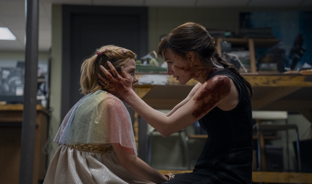 Arabella Olivia Clark und Jessica Chastain in „Other Mommy“ (© Universal Pictures)