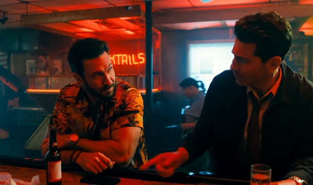 Pablo Schreiber und Jon Bernthal in „His & Hers“ (© Netflix)