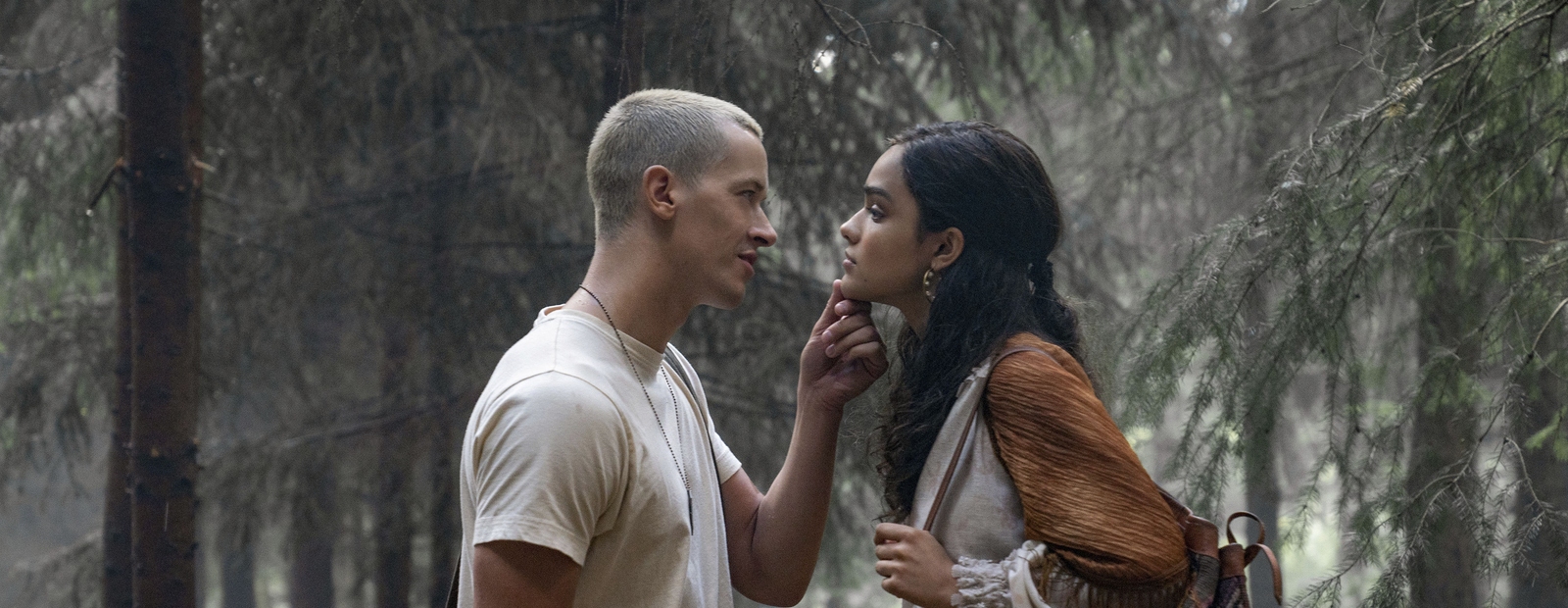 Tom Blyth und Rachel Zegler in  „Die Tribute von Panem – The Ballad of Songbirds & Snakes“ (© Leonine Studios)