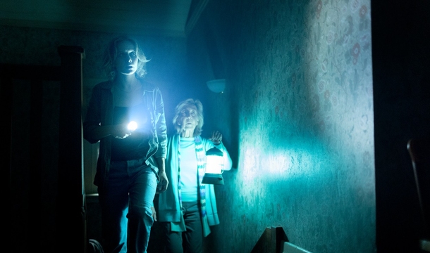 Amelia Eve und Lin Shaye in „Insidious: Out of the Further“ (© Sony Pictures)
