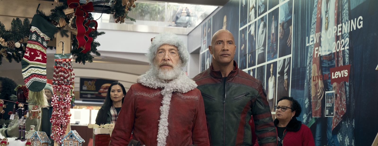 J.K. Simmons und Dwayne Johnson in „Red One – Alarmstufe Weihnachten“ (© Warner Bros.)