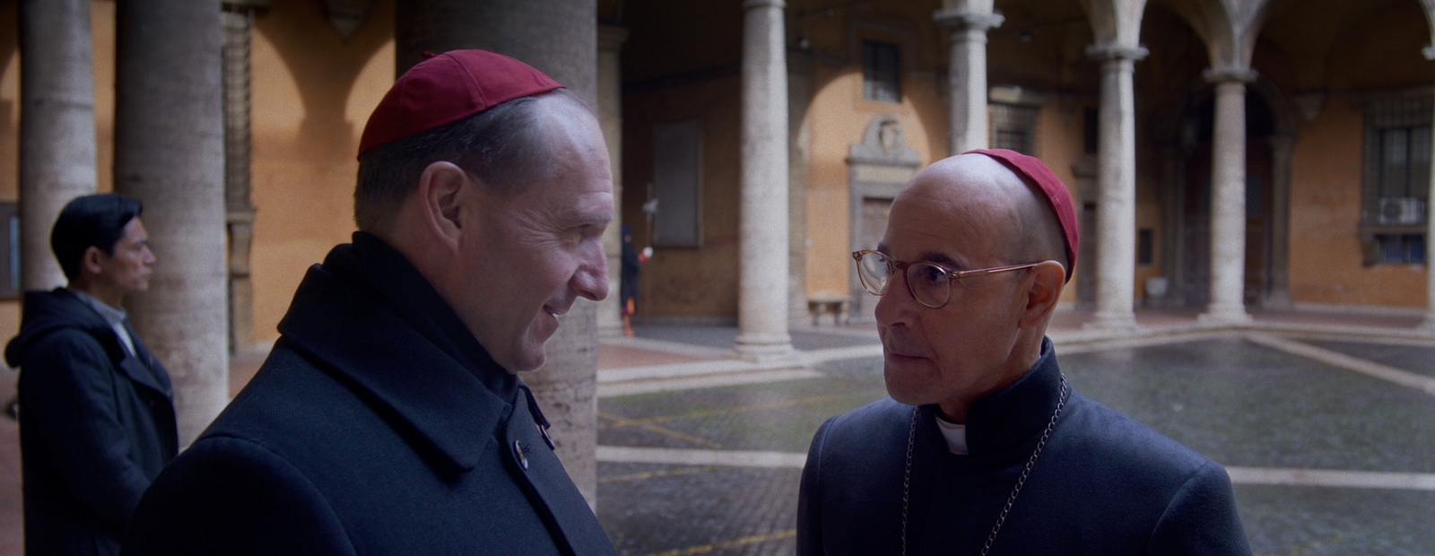 Ralph Fiennes und Stanley Tucci in „Konklave“ (© Leonine Studios)