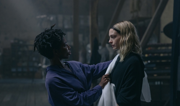 Michaela Coel und Anne Hathaway in „Mother Mary“ (© Leonine Studios)