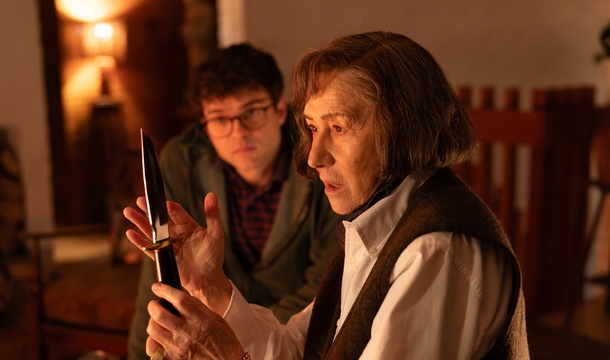 Alden Ehrenreich und Helen Mirren in „Ein Talent fürs Morden“ (Tobis Film)