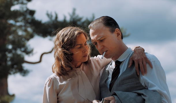 Susanne Wolff und Lars Eidinger in „Heimsuchung – Eine Jahrhundertgeschichte“ (StudioCanal)