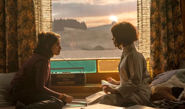 Mia Tharia und Jenna Ortega in „Klara und die Sonne“ (Sony Pictures)