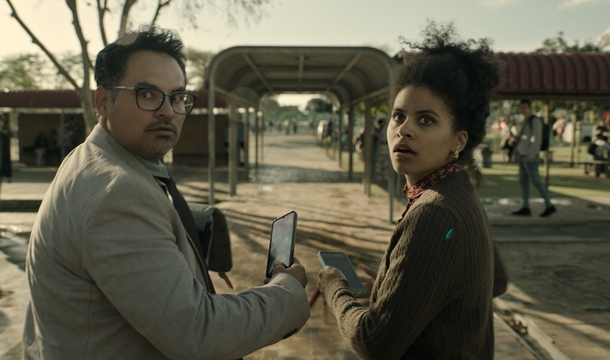 Michael Pena und Zazie Beetz in „Good Luck, Have Fun, Don't Die“ (© Constantin Film)