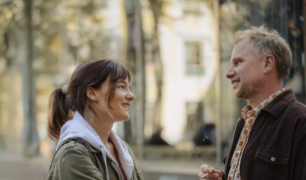 Valerie Pachner und Robert Stadlober in „Vier minus drei“ (© Alamode Film)
