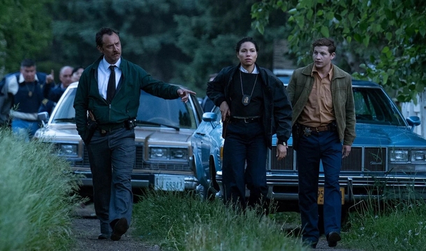 Jude Law, Jurnee Smollett und Tye Sheridan in „The Order“ (© Amazon Prime Video)