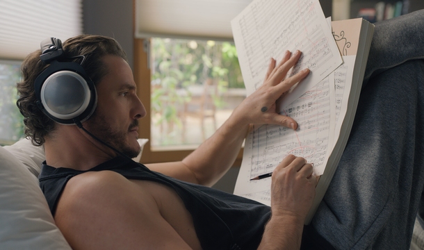Pedro Pascal in „Behemoth! Stücke eines Lebens“ (© Walt Disney)
