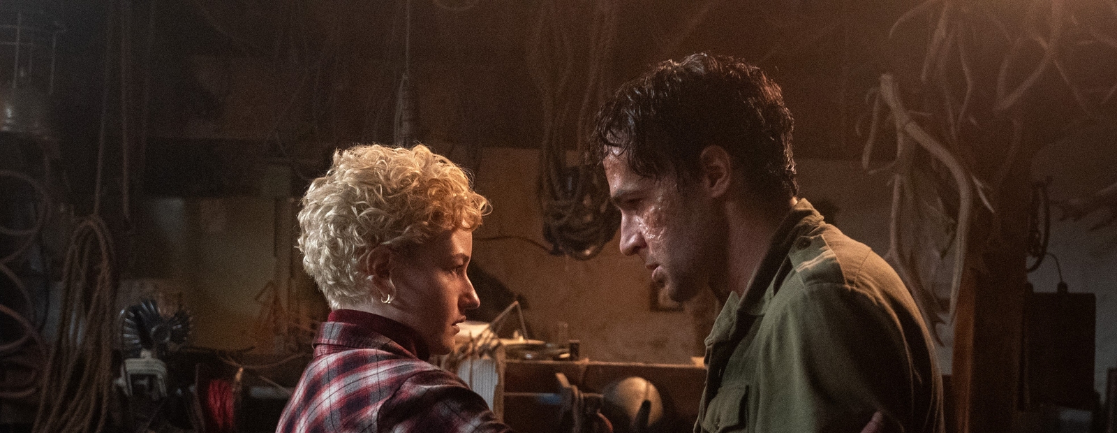 Julia Garner und Christopher Abbott in „Wolf Man“ (© Universal Pictures)