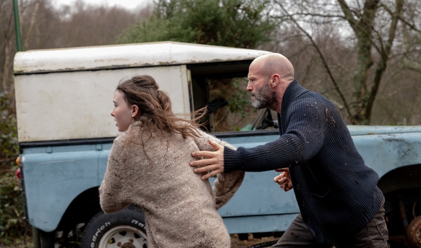 Bodhi Rae Breathnach und Jason Statham in „Shelter“ (© Tobis Film)