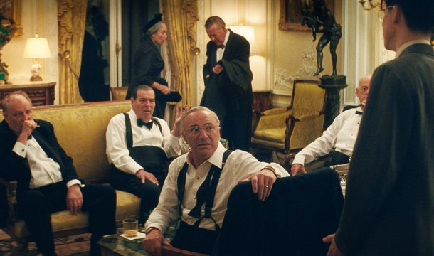 Kevin O'Leary und Timothée Chalamet und Gwyneth Paltrow in „Marty Supreme“ (© Tobis Film)