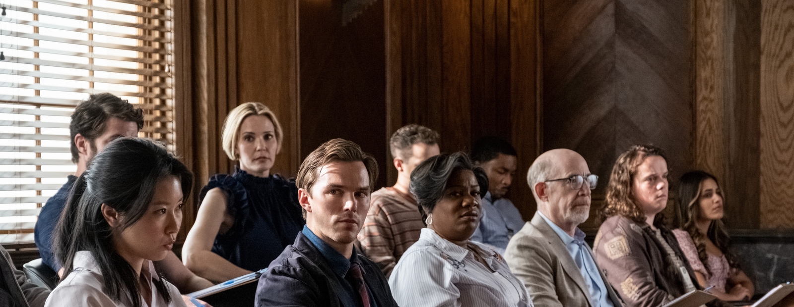 Jonathan Hoult (Mitte) in „Juror #2“ (© Warner Bros.)