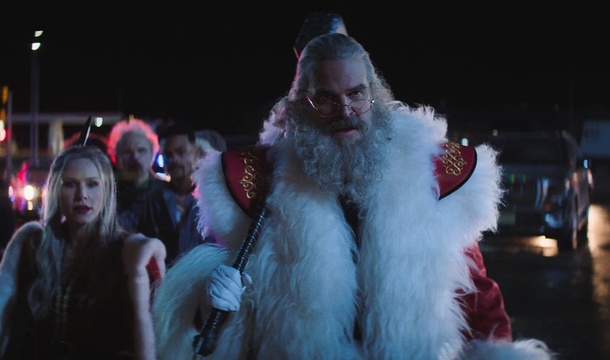 Kristen Bell und David Harbour in „Violent Night – Eine tödliche Beschwerung“ (© Universal Pictures)