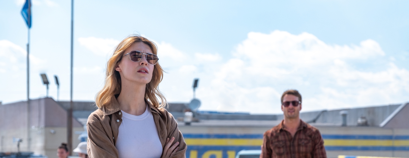 Daisy Edgar-Jones und Glen Powell in „Twisters“ (© Warner Bros.)