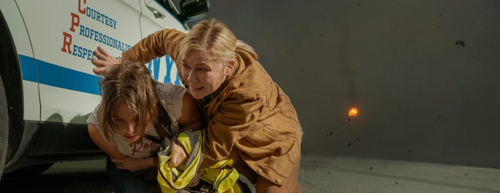 Cailee Spaeny und Kirsten Dunst in „Civil War“ (© DCM Film Distribution)