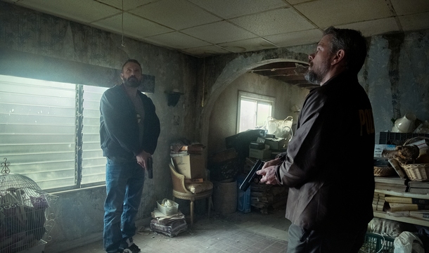 Ben Affleck und Matt Damon in „The RIP“ (© Netflix)