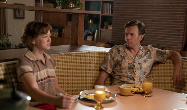 Christian Convery und Ewan McGregor in „The End Of Oak Street“ (© Warner Bros.)