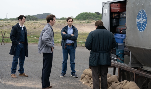 Connor Swindells , Tony Curran, Patrick J Adams und Eddie Marsan in „The Bombing Of Pan Am 103“ (© Netflix)