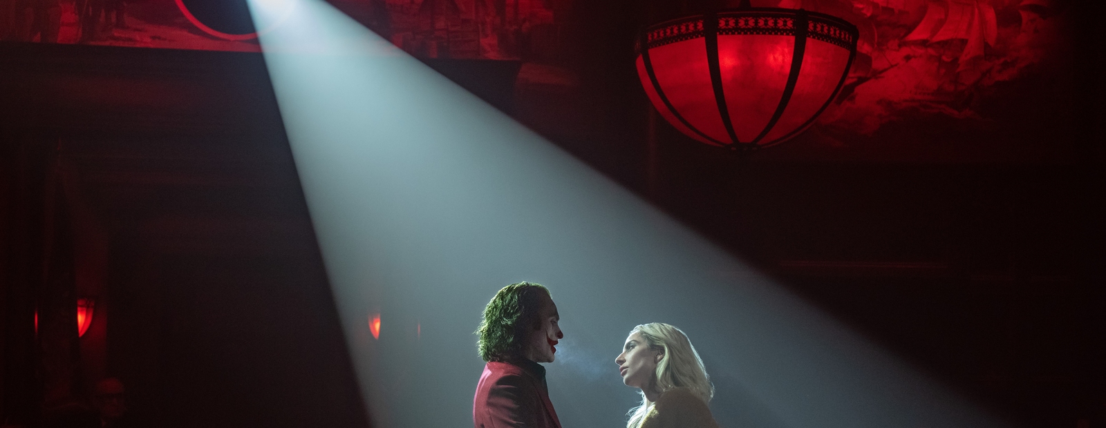 Joaquin Phoenix und Lady Gaga in „Joker: Folie À Deux“ (© Warner Bros.)