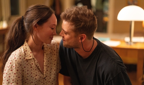 Havana Rose Liu und Leo Woodall in „The Piano Tuner“ (© DCM Films)