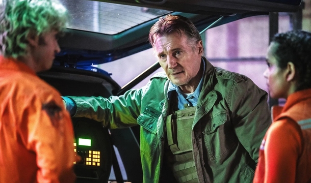 Joe Keery, Liam Neeson und Georgina Campbell in „Cold Storage“ (© StudioCanal)