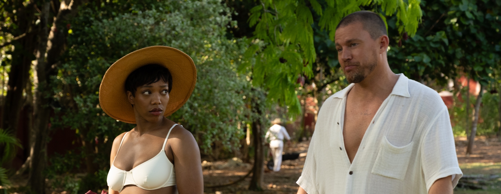 Naomi Ackie und Channing Tatum in „Blink Twice“ (© Warner Bros.)