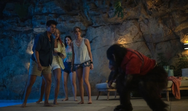 Benjamin Cheng, Victoria Wyant, Jess Alexander und Johnny Sequoyah in „Primate“ (© Sony/Paramount)