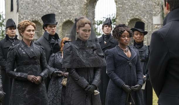 Ruth Gemmell, Luke Newton, Hannah Dodd, Masali Baduza und Adjoa Andoh in „Bridgerton“ (Staffel 4) (© Netflix)