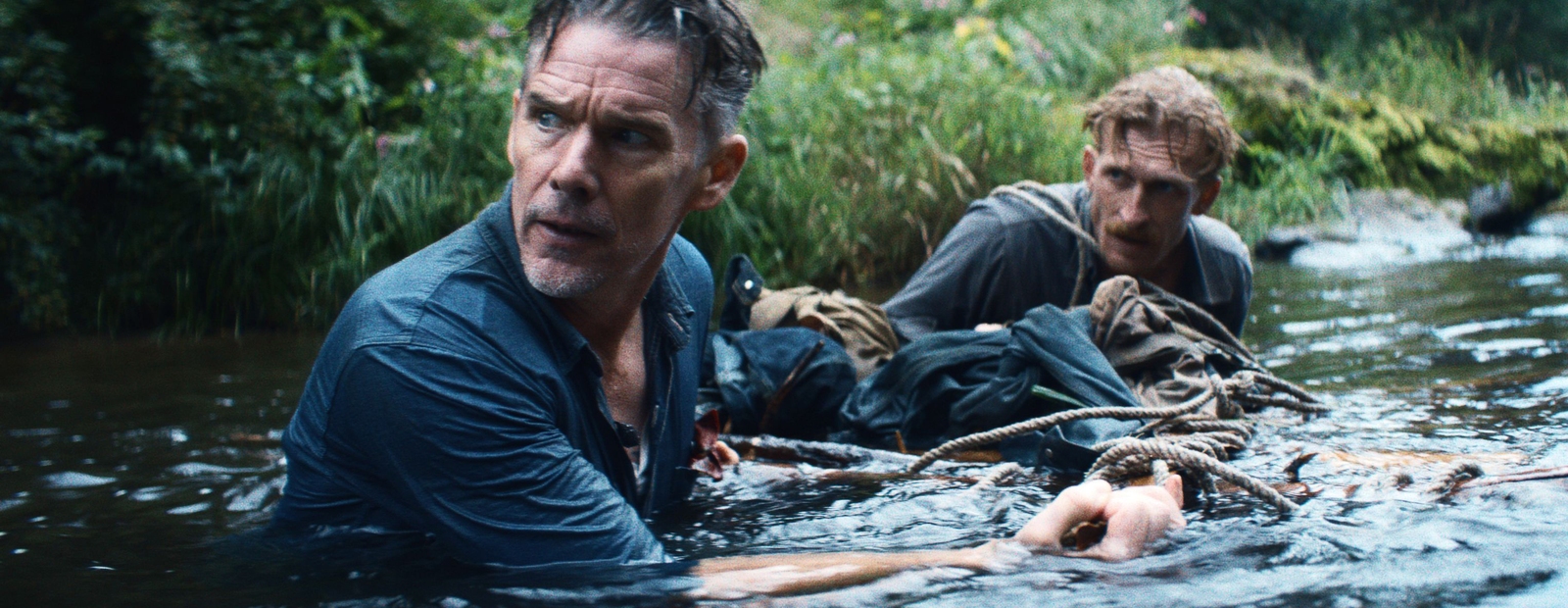 Ethan Hawke und Austin Amelio in „The Weight“ (© Fields Entertainment / augenschein Filmproduktion)